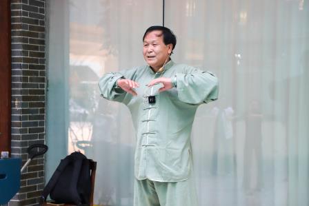 让“健康第一”教育理念成为行动自觉：罗外实验学校教职工八段锦练出精气神