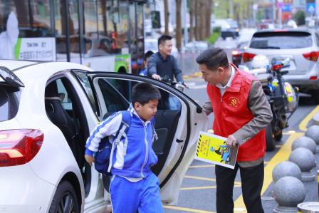 学雷锋守初心 践使命护平安——深圳市仙桐实验小学党支部开展“学雷锋日”党员护学志愿服务活动