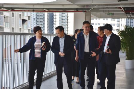 东湖街道办及罗湖区城管局领导莅临东晓实验学校调研工作