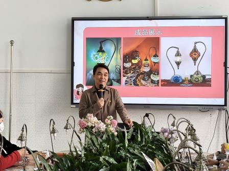 光影拾趣映匠心 巧手筑梦绽芳华 ——翠竹外国语实验学校举办‘3.8妇女节‘活动