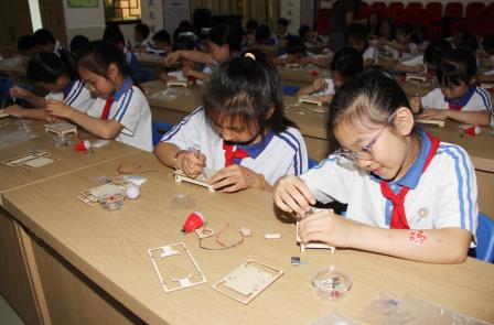 玩转科学探秘 点亮童心奇趣 ——南湖小学开启盐水发电奇妙科学之旅