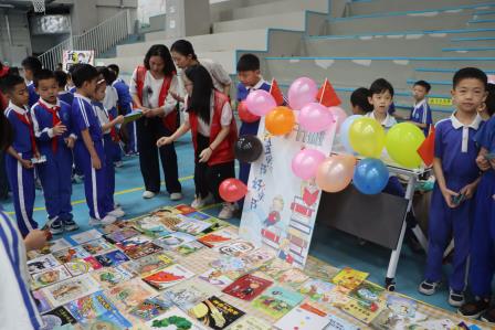 罗湖外语小学开展第七届中英文阅读文化节图书集市活动