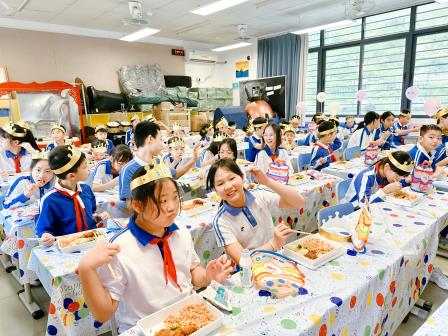 暖心餐食传递校园温情，定制餐盒彰显教育温度——深圳市仙桐实验小学4月生日同学举行集体生日午餐活动
