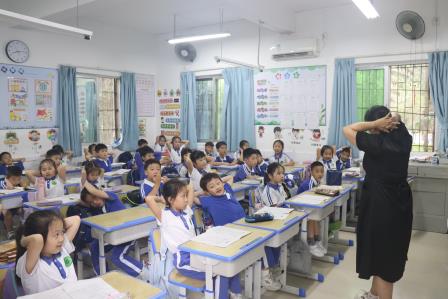 景园实验小学成功举行地震疏散演练