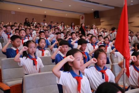 党建引领筑初心 红领巾逐梦向未来 —— 翠园东晓创新学校举行仪式一年级首批少先队员入队
