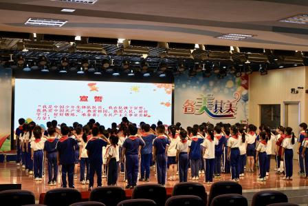 高举队旗跟党走，做新时代好少年 ——深圳市滨河小学2026年首批新队员入队仪式
