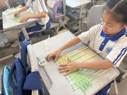 罗湖外语小学真·美术馆举办“非遗编织 匠心传美”高雅艺术进校园系列活动