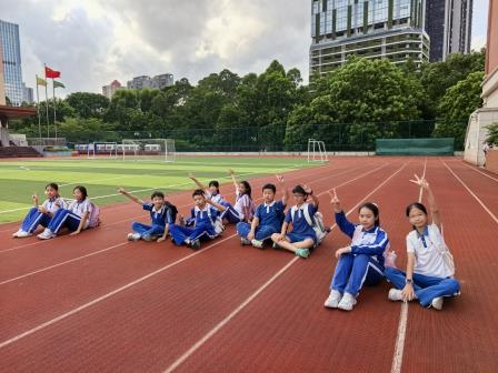 校际联动搭桥梁，小初贯通助成长——翠竹水贝学校学生代表走进东湖中学开展“小初贯通”活动