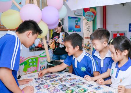 童市践善行，智评促成长——深圳市洪湖小学开展首届 “爱心童市・红领巾跳蚤市场” 义卖活动