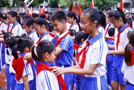 红领巾心向党 争做新时代好少年 —— 深圳市华丽小学举行一年级新队员入队仪式       