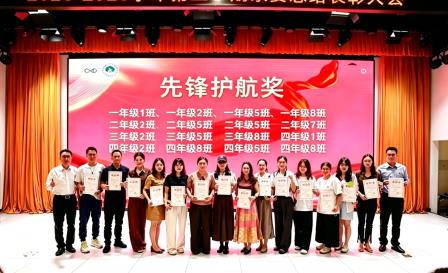 凝心聚力 共育花开 —— 翠园东晓创新学校举行 2025-2026 学年第二学期家委总结会暨优秀志愿者表彰活动
