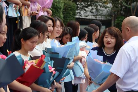 杏坛耕耘播幸福   桃李芬芳谢师恩 ——深圳市向西小学开展第42个教师节主题庆祝活动